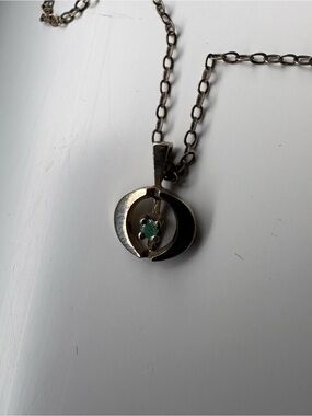 Vintage estate jewelry Sterling silver Necklace with Green Gemstone Pendant 70s